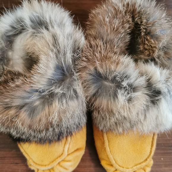 SIZE 6 TODDLER Soft suede moccasins with soft fur EUC - Picture 4 of 4